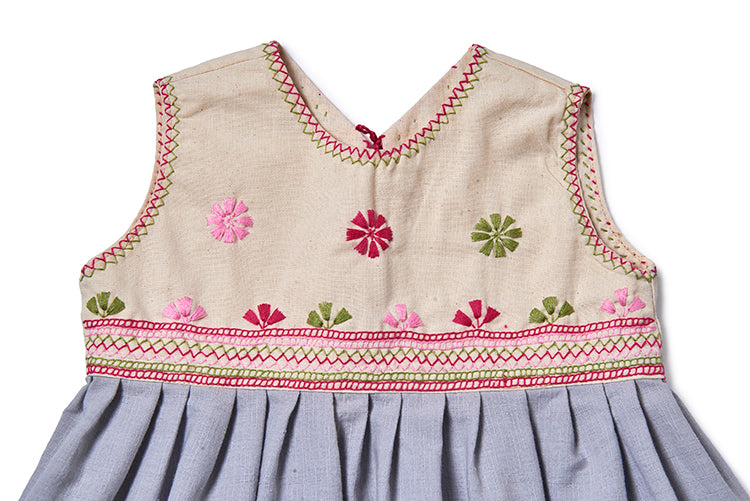 Vestido de niña con bordado