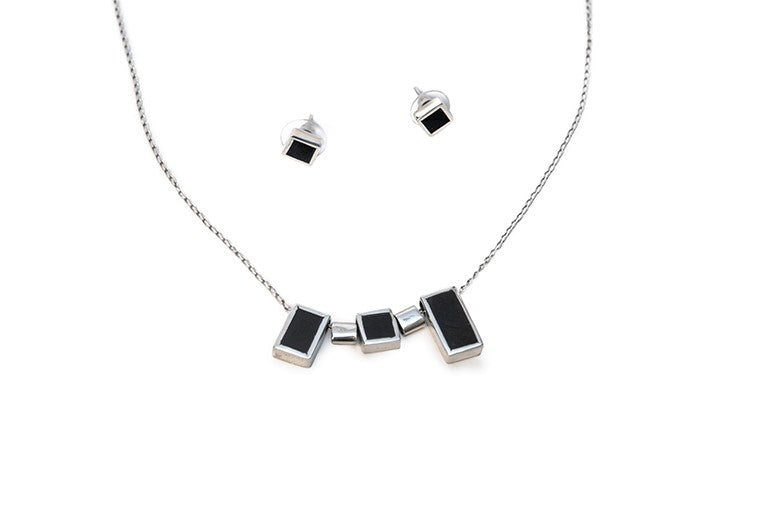 Aretes de un cuadro chico incrustado en madera