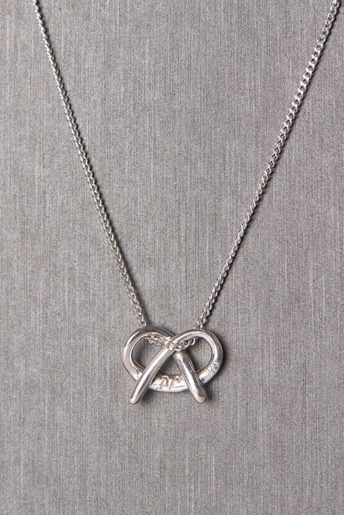 Aretes y dije pretzel